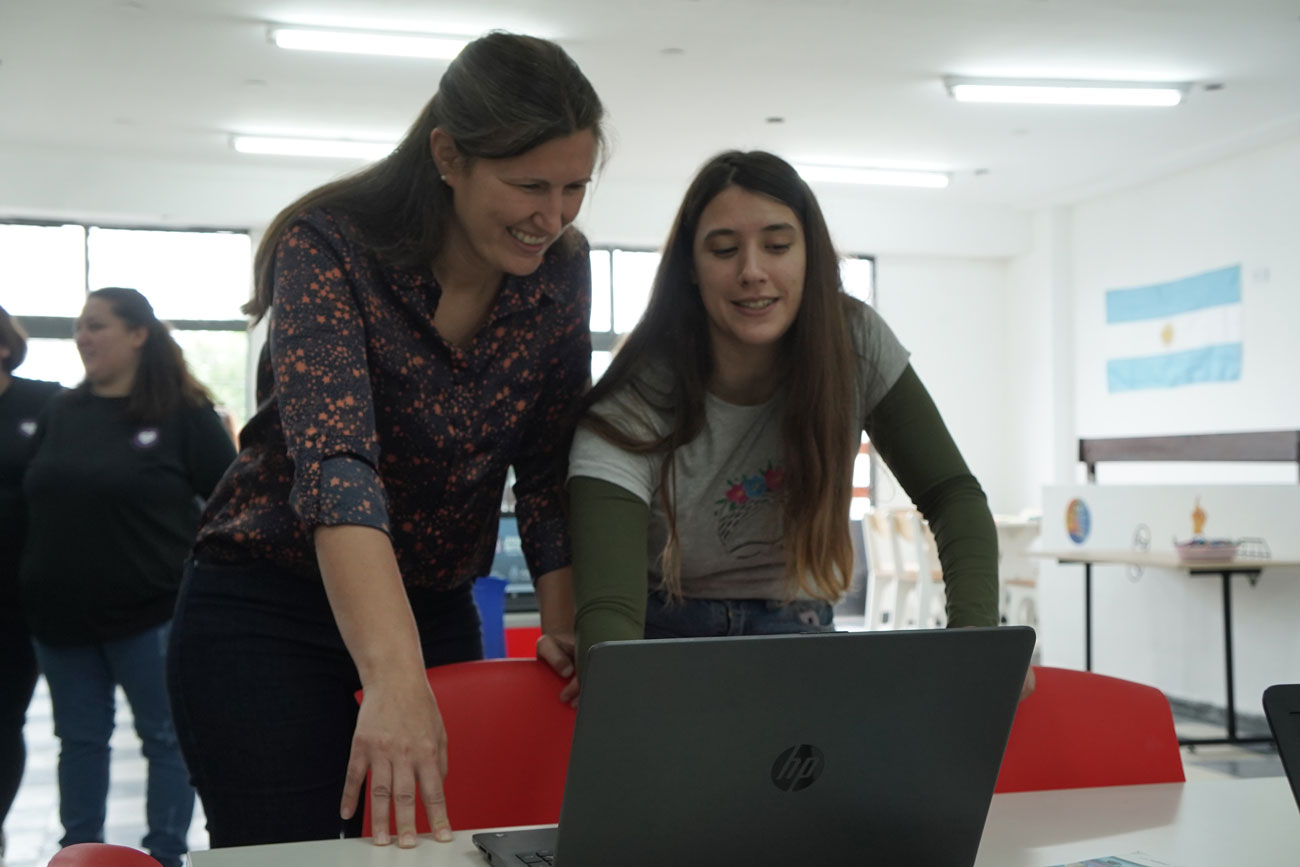 Equipo de Enamorate trabajando en territorio con vecinos